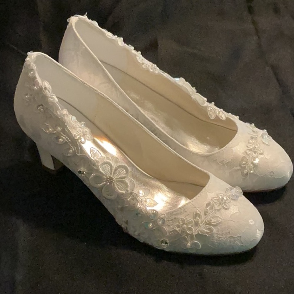 NEW Custom Elegant White Lace Floral Bridal Pumps - Picture 2 of 10